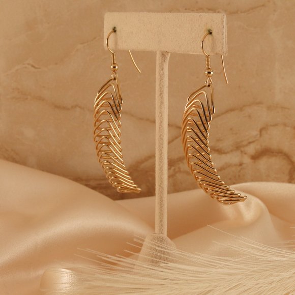 SOLD Vintage Gold Wire Dangle Earrings - Picture 1 of 10